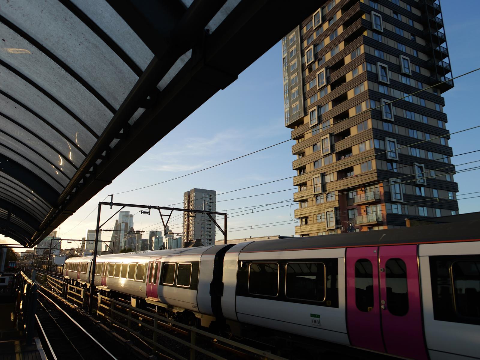 A train passing by at Shadwell DLP station