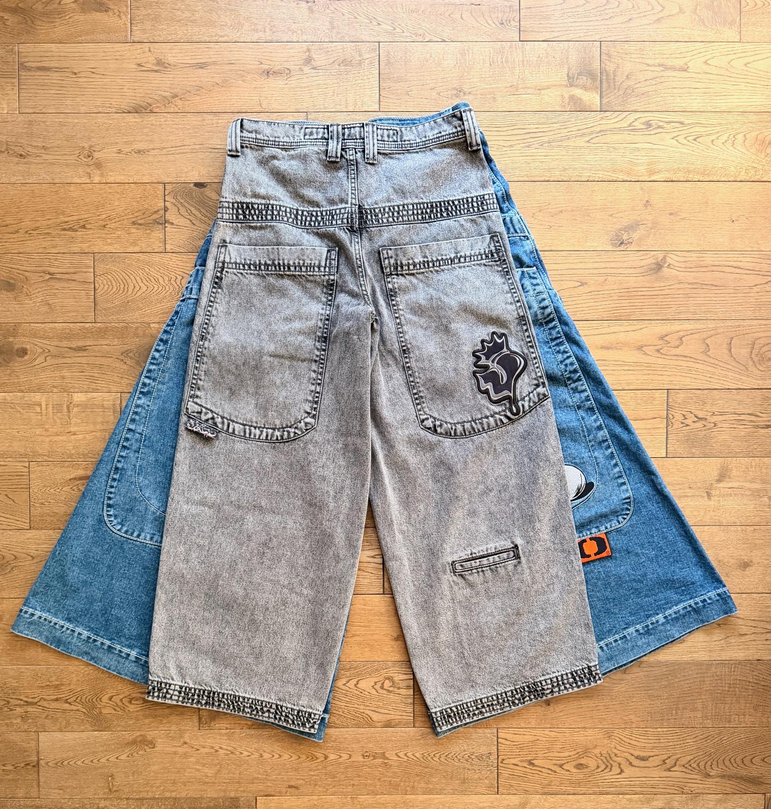 Comparison of the leg width of JNCO Convicts and Jesters